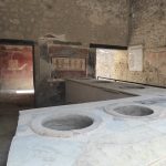 Blick in eine der vielen Imbissstuben Pompejis
