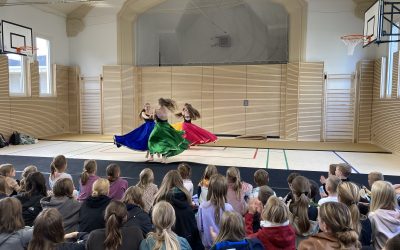 Zur Einweihung der Turnhalle tanzen und turnen die Kantianerinnen